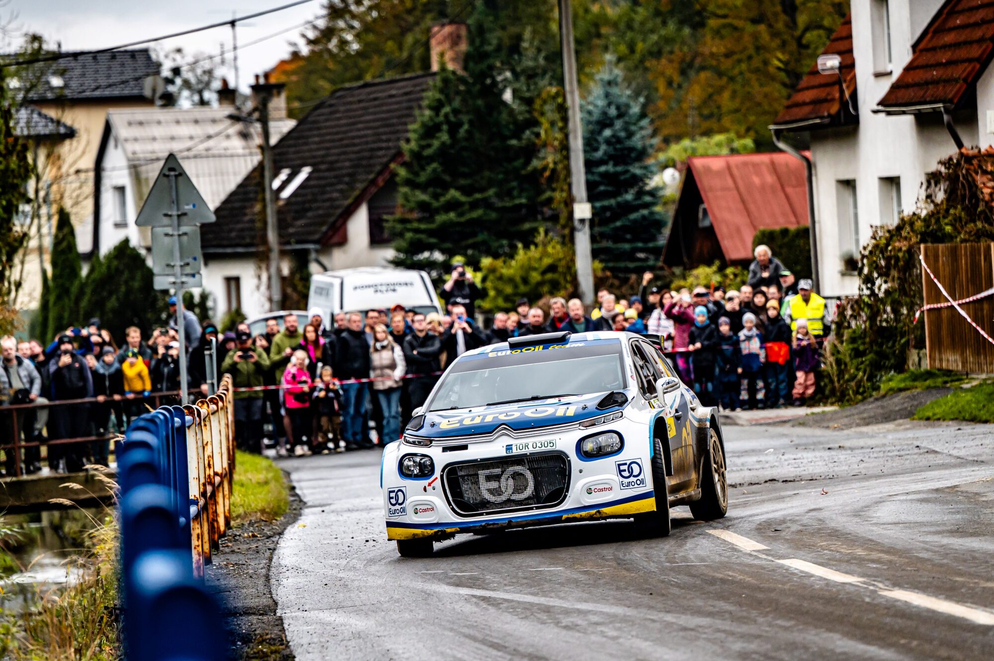 Pech s Uhlem ve Vsetíně třetí Posádka EuroOil teamu Václav Pech jun. – Petr Uhel vybojovala na závěrečném podniku rallysprint série ve Vsetíně cenné třetí místo, které je celkově posunulo na druhé místo v konečném hodnocení tohoto šampionátu.