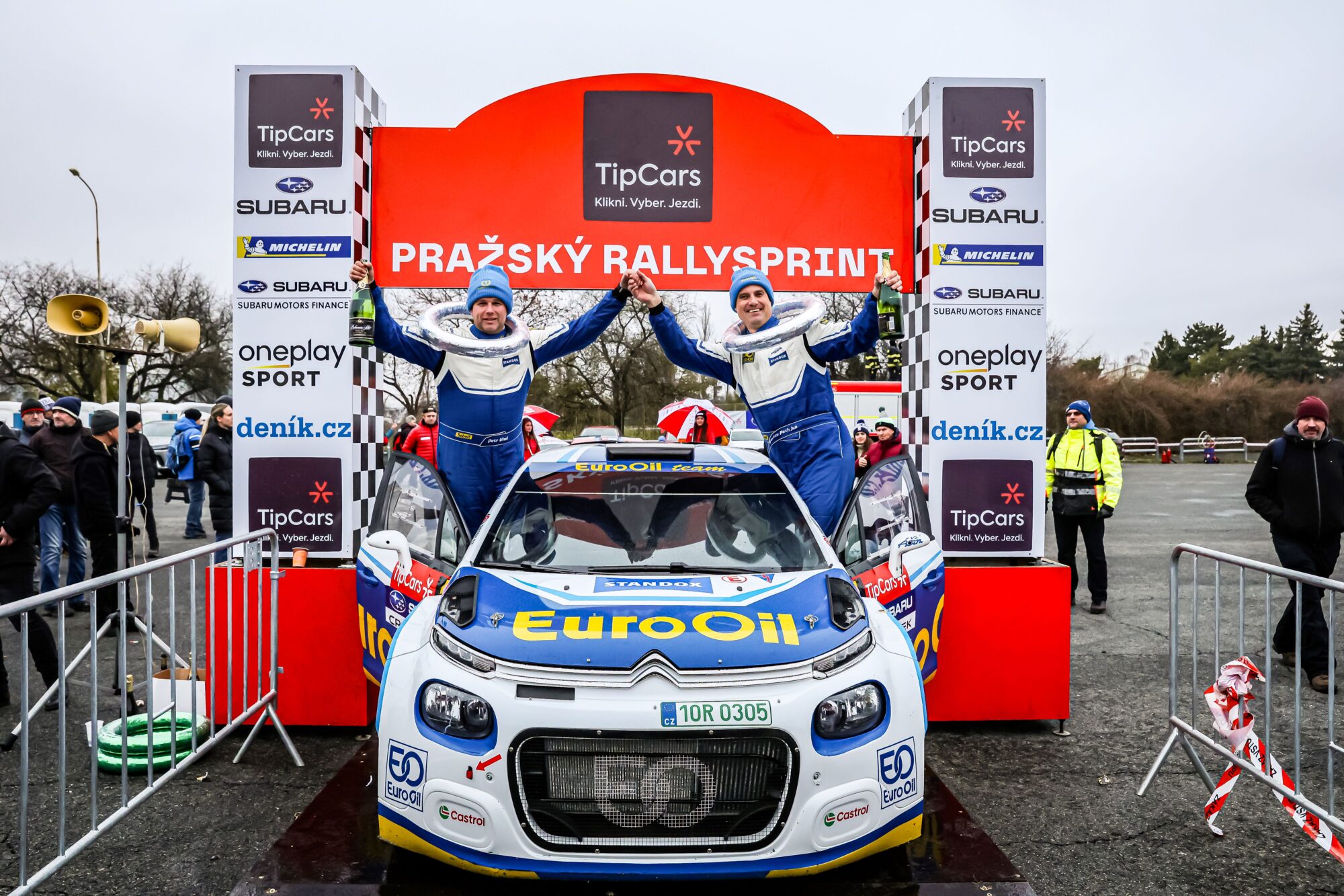 Pech s Uhlem v Praze stříbrní Jubilejní 30. ročník Pražského Rallysprintu zažil vyrovnanou bitvu o stupně vítězů do posledních metrů soutěže. Hned pětice posádek, která se nakonec vměstnala do pouhých 7s, mohla před poslední rychlostní zkouškou pomýšlet na vítězství.